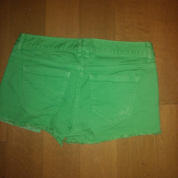 Green shorts - Picture 3 of 4